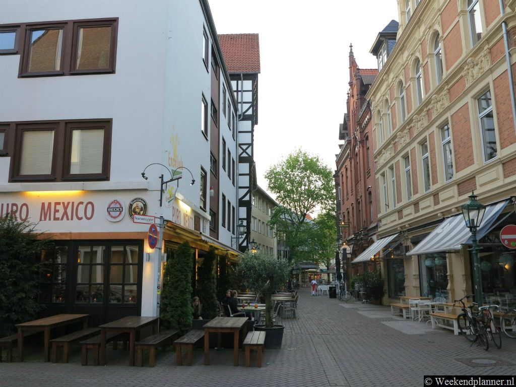 Enkele restaurants in de Knochenhauerstraße. Op de voorgrond zie je een Mexicaans restaurant, Enchilada Hannover.